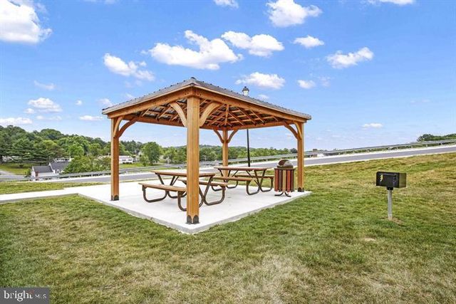 112 PADDINGTON ST, Falling Waters, WV 25419