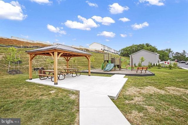 112 PADDINGTON ST, Falling Waters, WV 25419