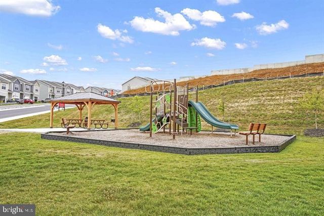 112 PADDINGTON ST, Falling Waters, WV 25419