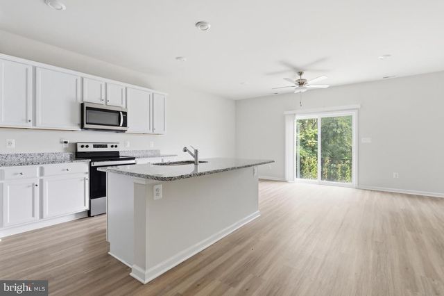 112 PADDINGTON ST, Falling Waters, WV 25419