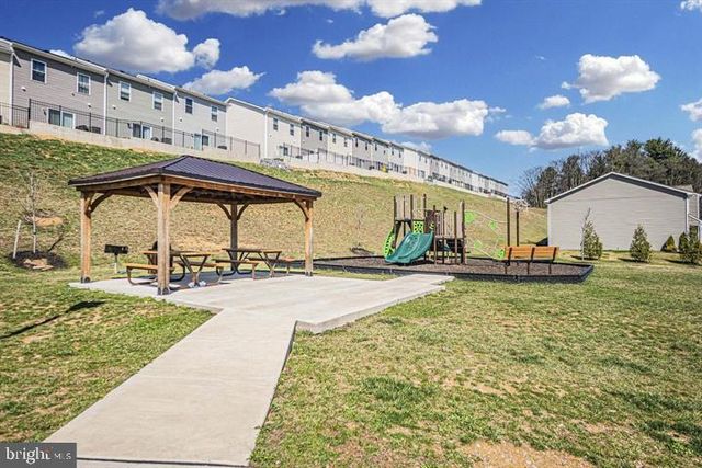112 PADDINGTON ST, Falling Waters, WV 25419
