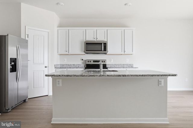 112 PADDINGTON ST, Falling Waters, WV 25419