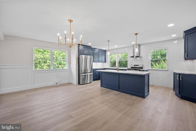 857 GREEN VALLEY DR, Philadelphia, PA 19128
