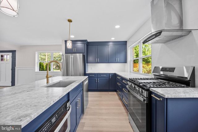 857 GREEN VALLEY DR, Philadelphia, PA 19128
