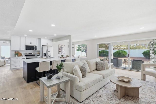 527 E TAM OSHANTER Drive, Phoenix, AZ 85022