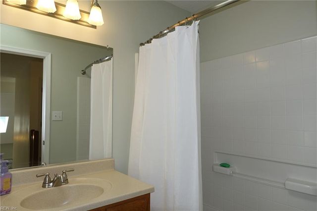 102 Crimson CT, Yorktown, VA 23693