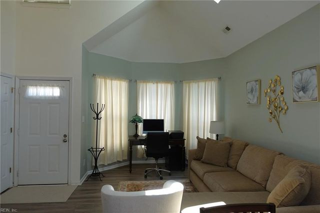 102 Crimson CT, Yorktown, VA 23693
