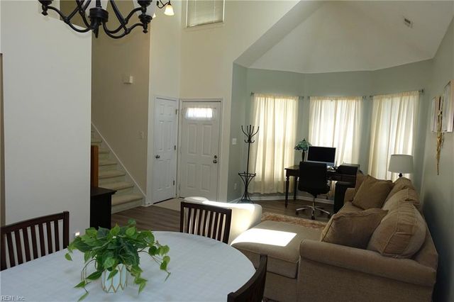 102 Crimson CT, Yorktown, VA 23693