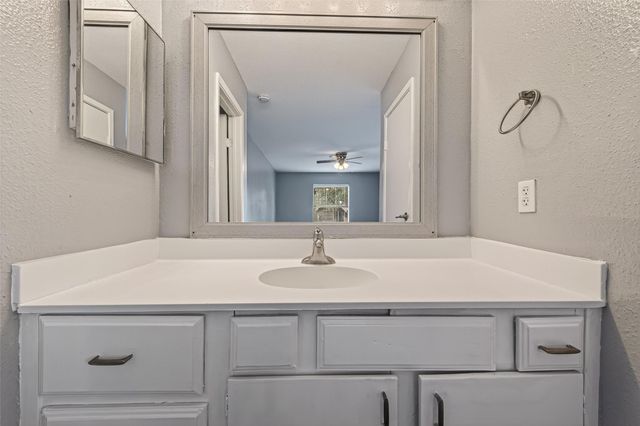 10202 Forum Park Dr 14, Houston, TX 77036