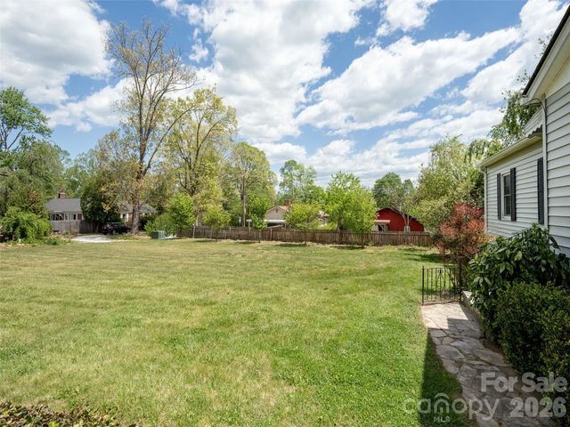 508 Higate Road, Hendersonville, NC 28791