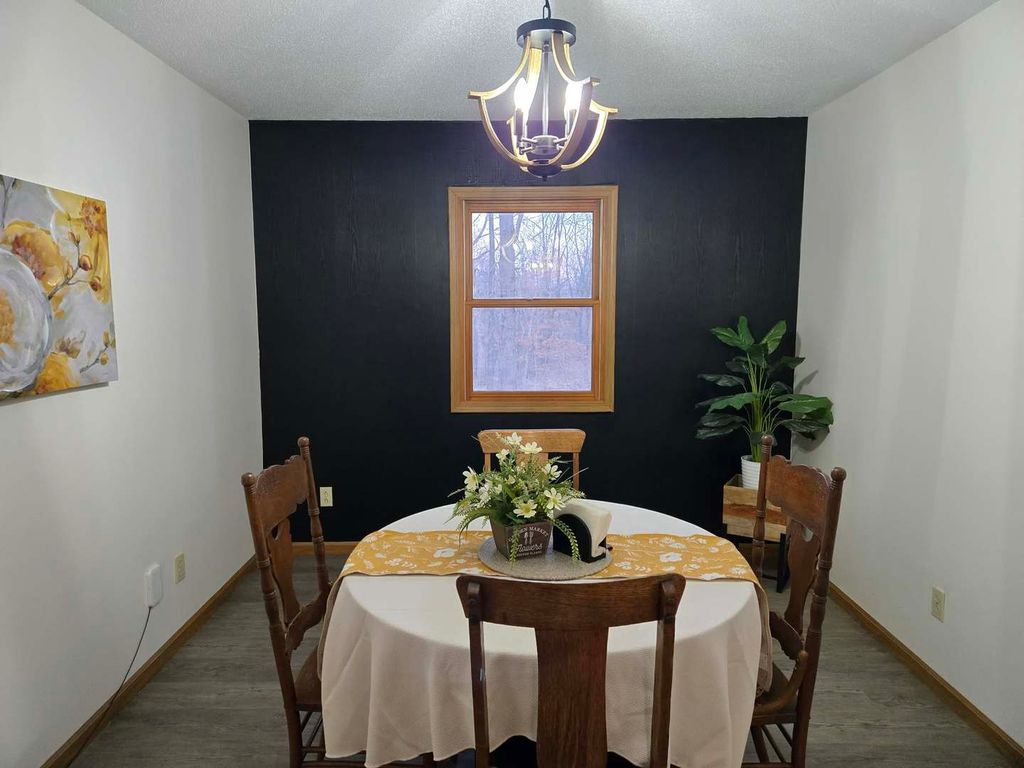 Image 12 of property listing at 15610 Lakeview Lane, Mt Vernon, IL 62864