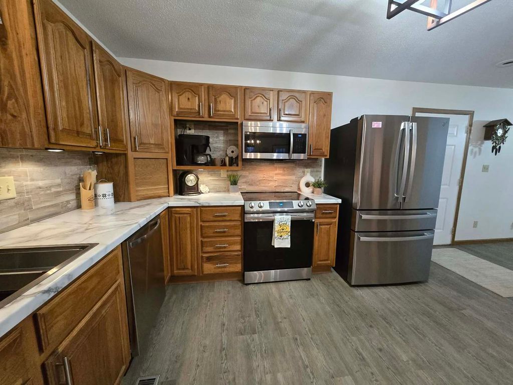 Image 15 of property listing at 15610 Lakeview Lane, Mt Vernon, IL 62864