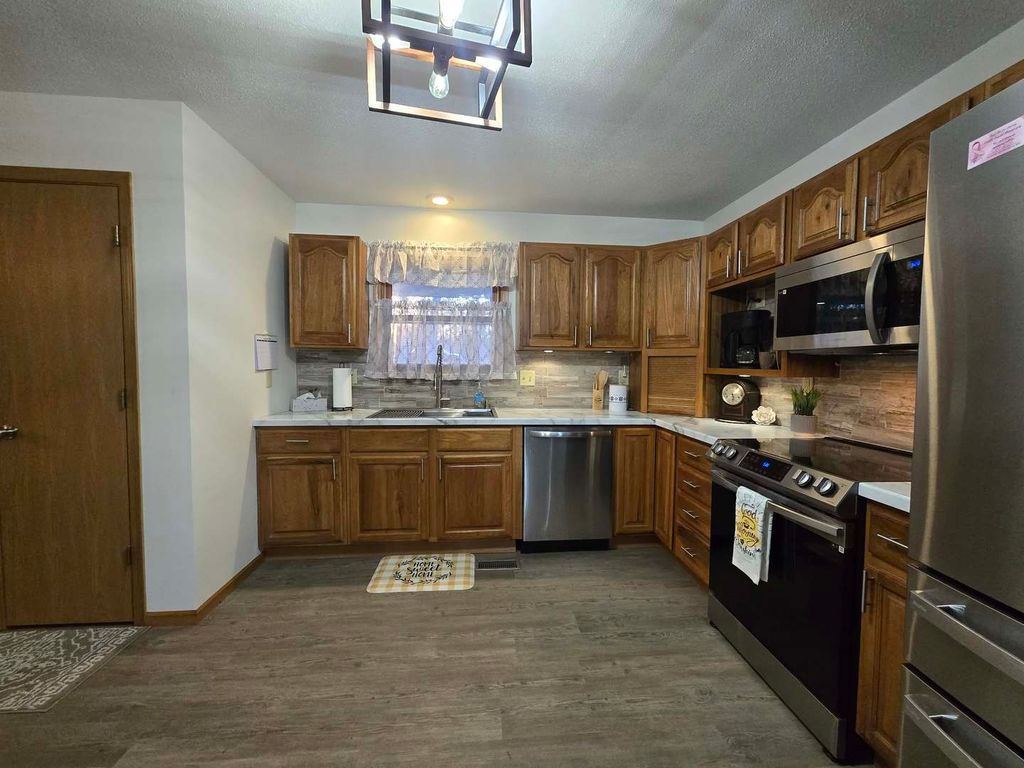 Image 17 of property listing at 15610 Lakeview Lane, Mt Vernon, IL 62864