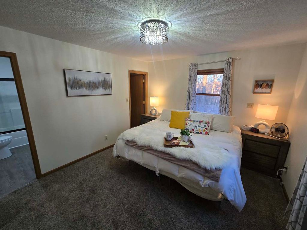 Image 18 of property listing at 15610 Lakeview Lane, Mt Vernon, IL 62864