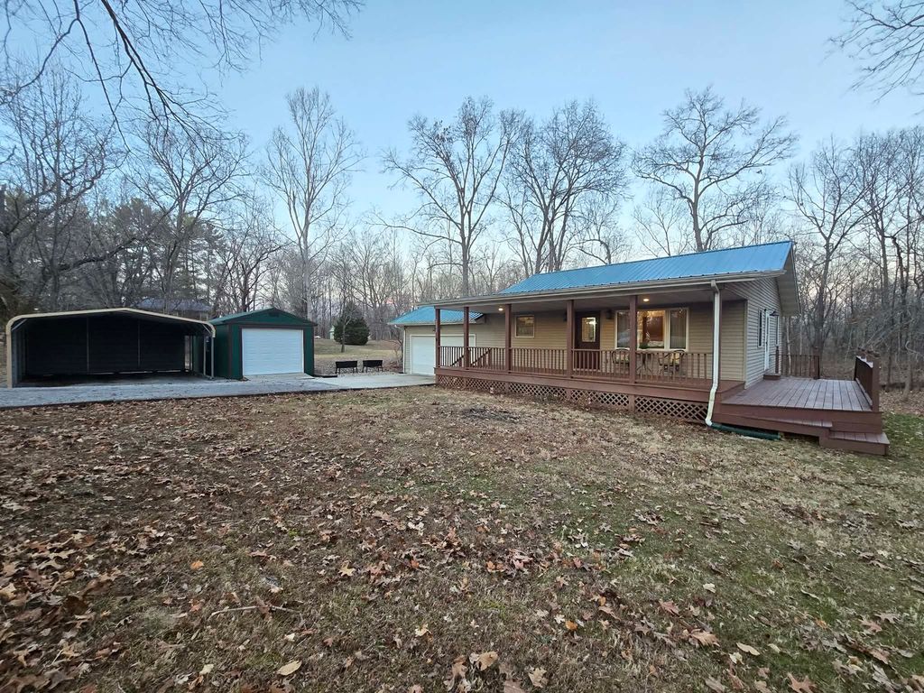 Image 3 of property listing at 15610 Lakeview Lane, Mt Vernon, IL 62864