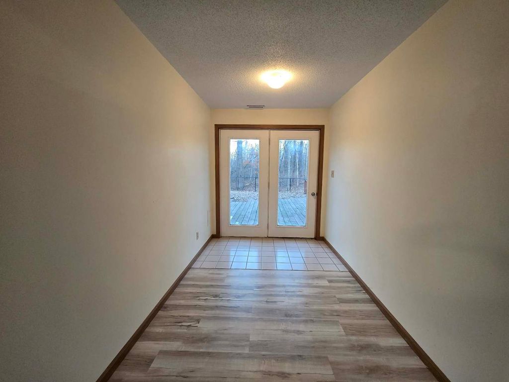 Image 28 of property listing at 15610 Lakeview Lane, Mt Vernon, IL 62864