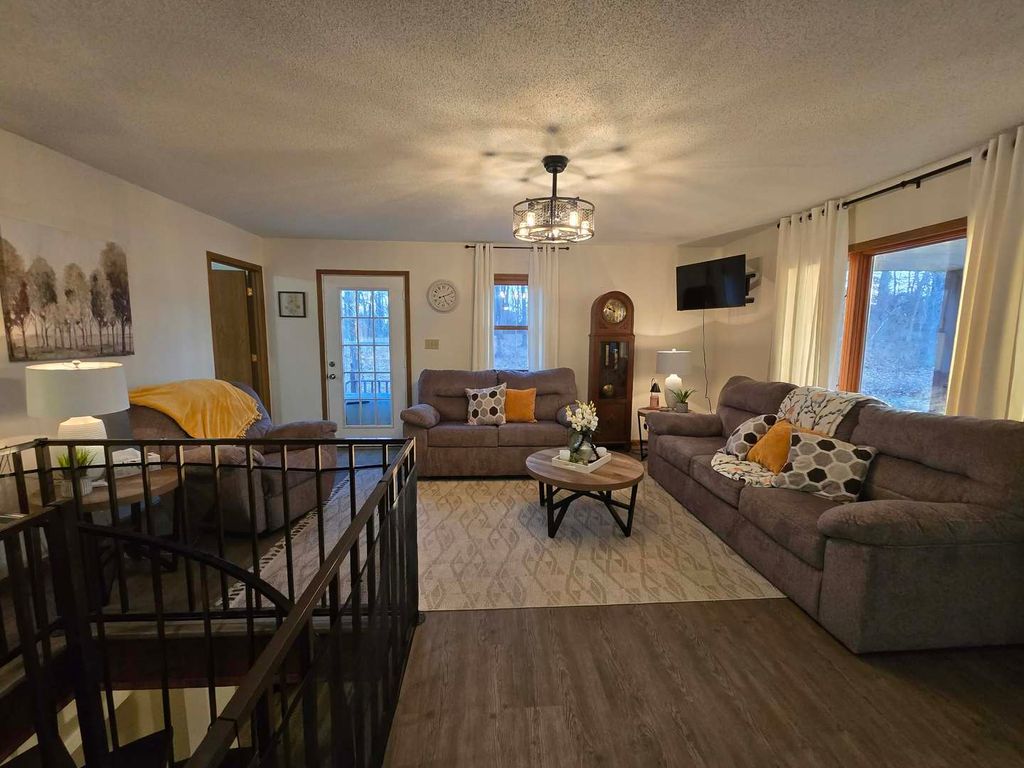 Image 4 of property listing at 15610 Lakeview Lane, Mt Vernon, IL 62864