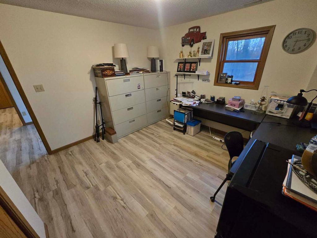 Image 33 of property listing at 15610 Lakeview Lane, Mt Vernon, IL 62864