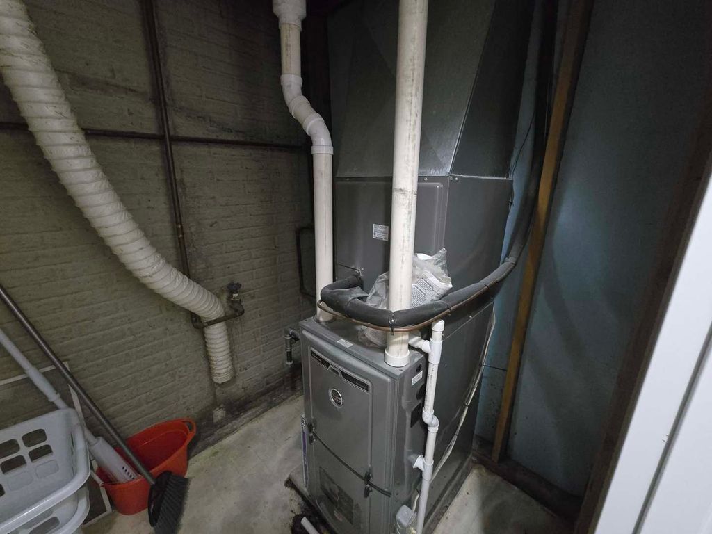 Image 37 of property listing at 15610 Lakeview Lane, Mt Vernon, IL 62864