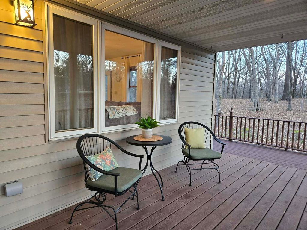 Image 38 of property listing at 15610 Lakeview Lane, Mt Vernon, IL 62864