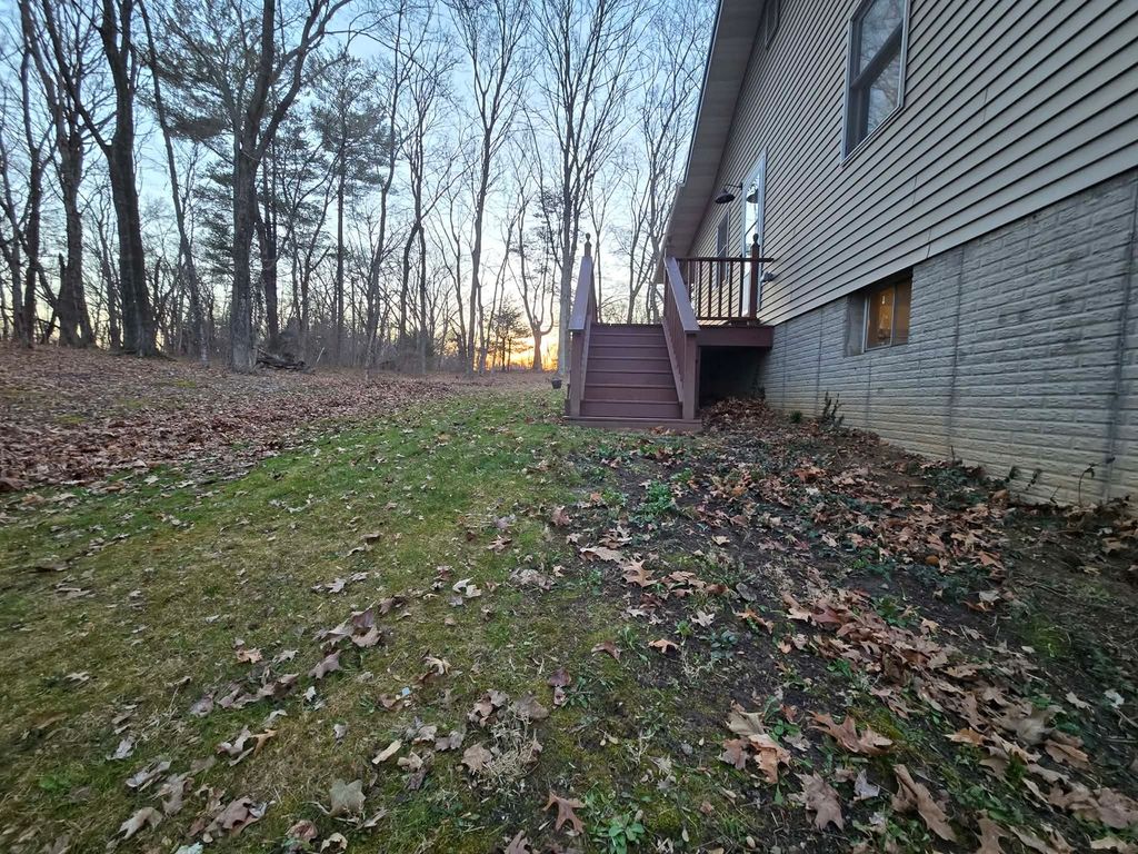 Image 42 of property listing at 15610 Lakeview Lane, Mt Vernon, IL 62864