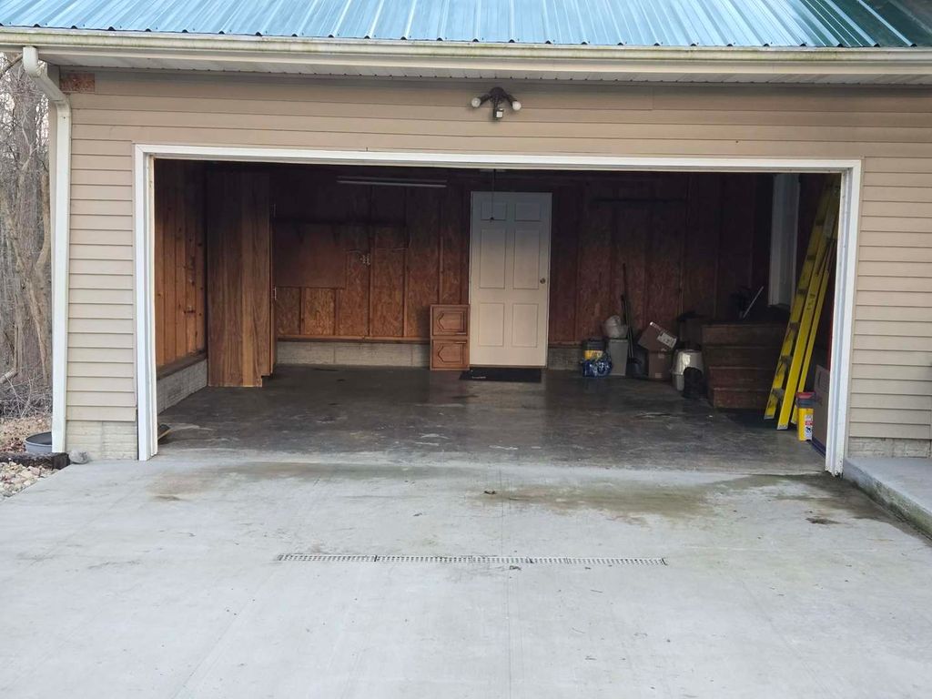 Image 49 of property listing at 15610 Lakeview Lane, Mt Vernon, IL 62864