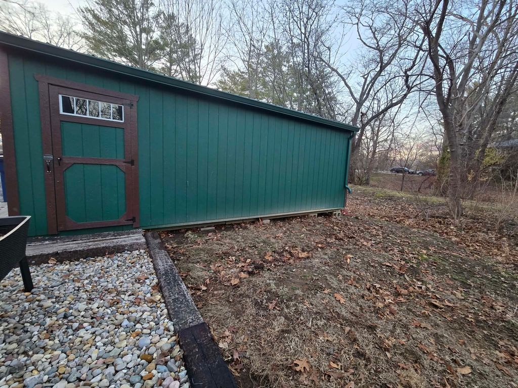 Image 50 of property listing at 15610 Lakeview Lane, Mt Vernon, IL 62864