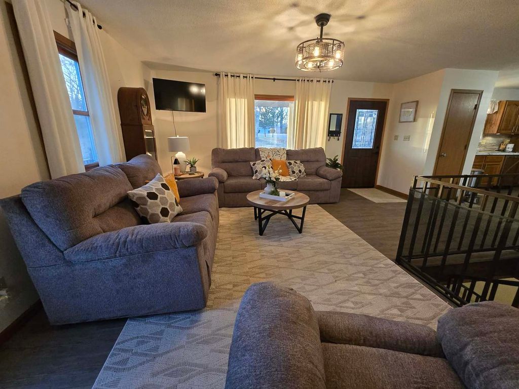 Image 6 of property listing at 15610 Lakeview Lane, Mt Vernon, IL 62864