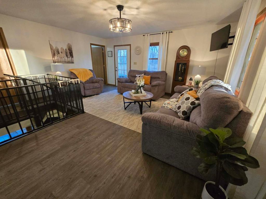 Image 8 of property listing at 15610 Lakeview Lane, Mt Vernon, IL 62864