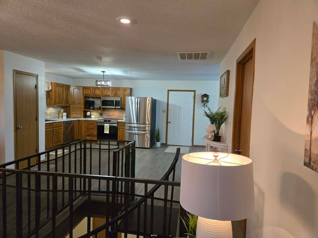 Image 9 of property listing at 15610 Lakeview Lane, Mt Vernon, IL 62864