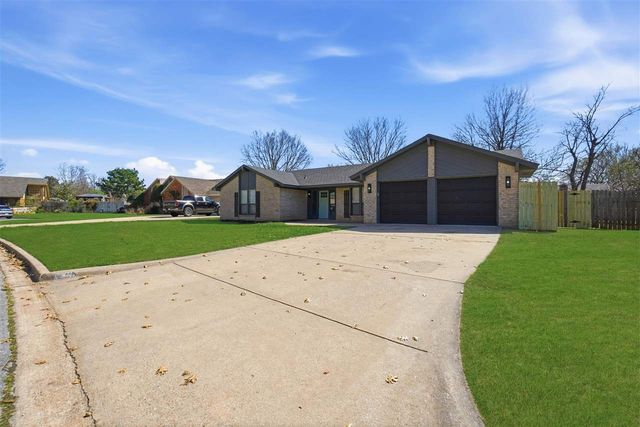 3105 NE Kingsbriar Cir, Lawton, OK 73507