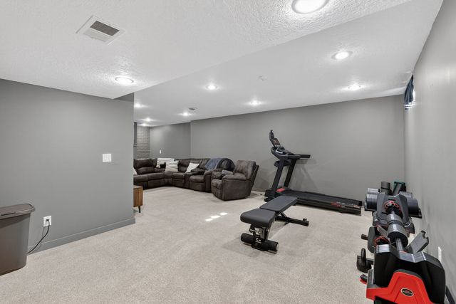 4820 Lindbergh Drive, Bettendorf, IA 52722