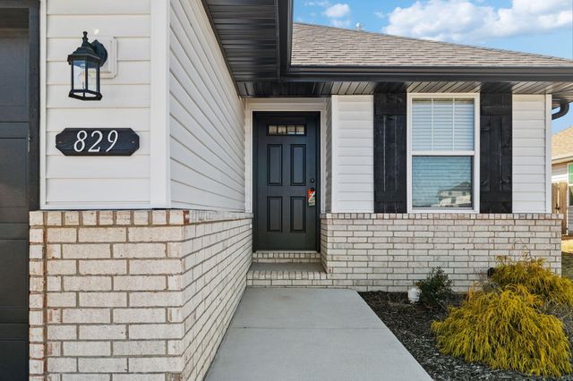 829 S Parkside Circle, Nixa, MO 65714