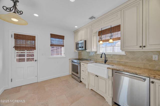 72 Kempson Place, Metuchen, NJ 08840