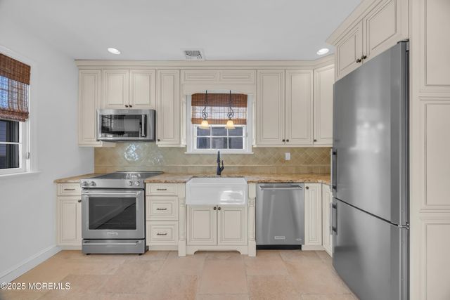 72 Kempson Place, Metuchen, NJ 08840