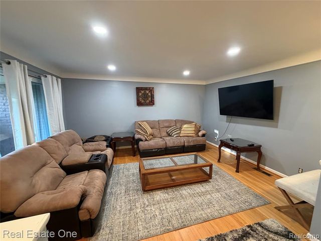 7423 17 Mile Road, Sterling Heights, MI 48313