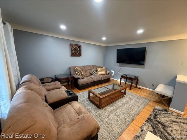 7423 17 Mile Road, Sterling Heights, MI 48313