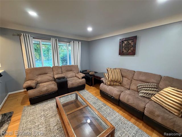 7423 17 Mile Road, Sterling Heights, MI 48313