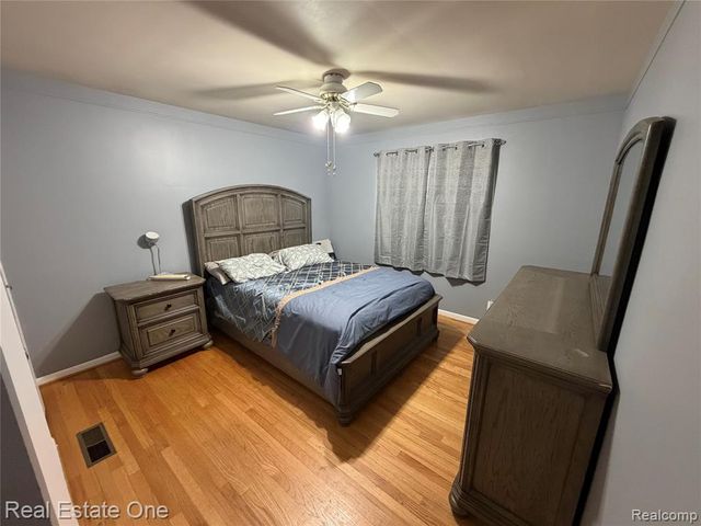 7423 17 Mile Road, Sterling Heights, MI 48313