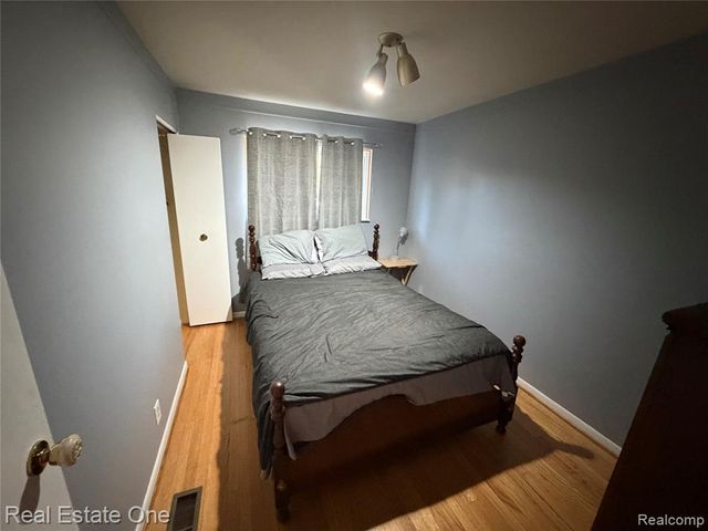 7423 17 Mile Road, Sterling Heights, MI 48313