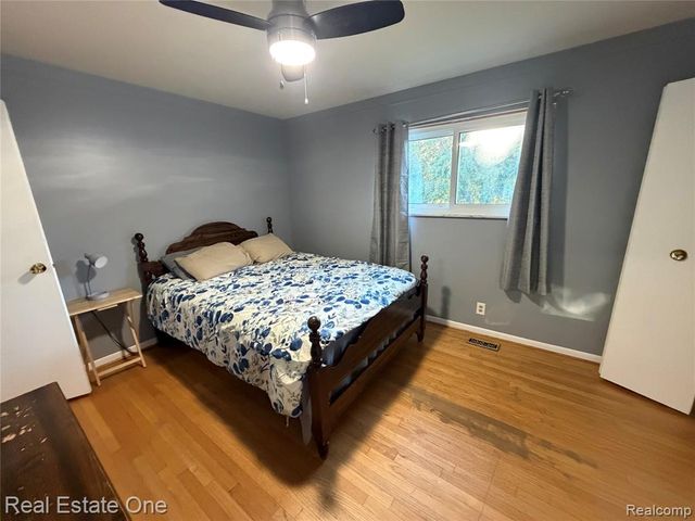 7423 17 Mile Road, Sterling Heights, MI 48313