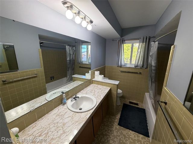 7423 17 Mile Road, Sterling Heights, MI 48313