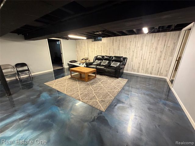 7423 17 Mile Road, Sterling Heights, MI 48313