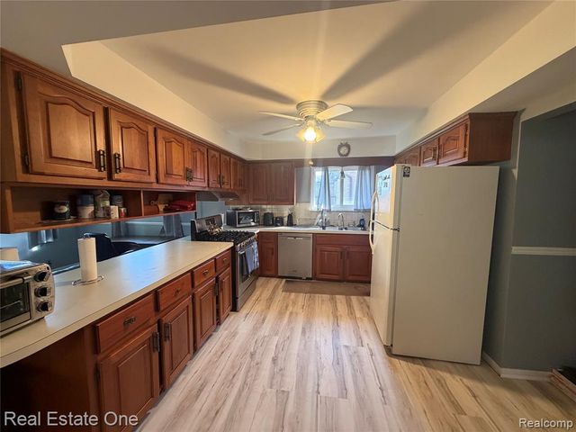 7423 17 Mile Road, Sterling Heights, MI 48313