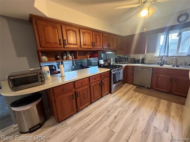 7423 17 Mile Road, Sterling Heights, MI 48313