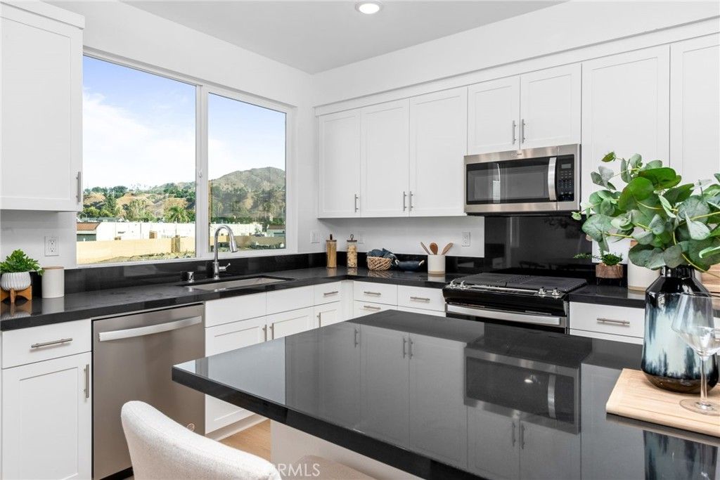 Image 16 of property listing at 1114 Santo Antonio Drive, Colton, CA 92324