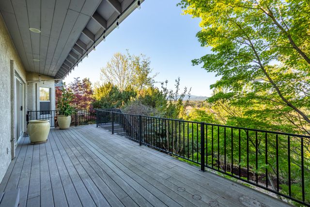 3126 Riesling Path, Redding, CA 96001