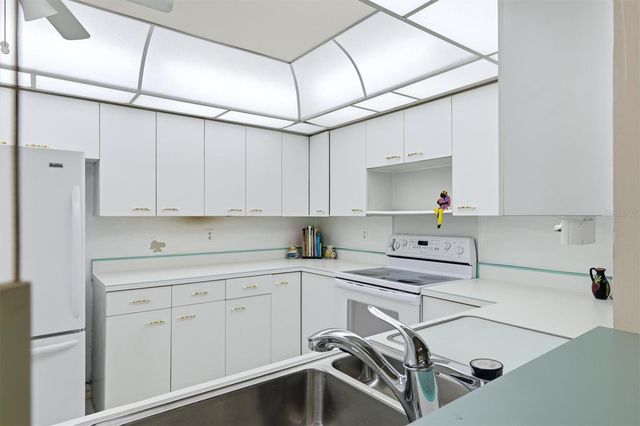 5451 GOLF POINTE DRIVE V-225, Sarasota, FL 34243