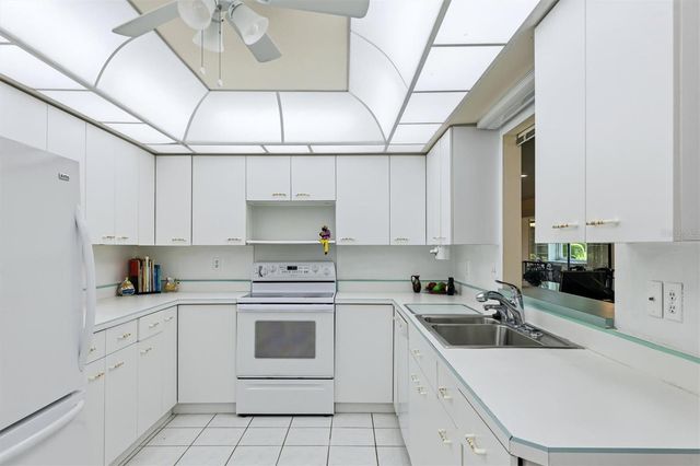 5451 GOLF POINTE DRIVE V-225, Sarasota, FL 34243
