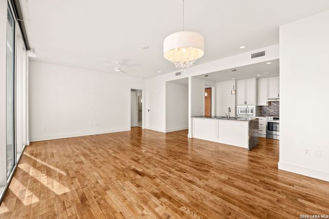 610 E Market St Unit 3110, San Antonio, TX 78205